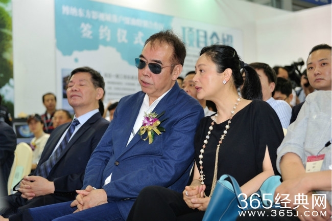 陈凯歌夫妇罕见合体捞金 陈红素颜面部浮肿