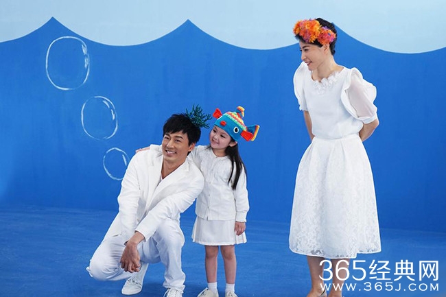 跳水皇后变珊瑚妹！郭晶晶穿白裙为慈善拍广告