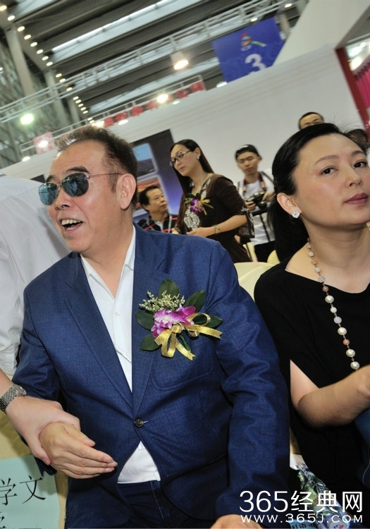 陈凯歌夫妇罕见合体捞金 陈红素颜面部浮肿