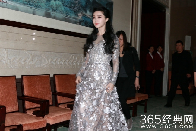 范冰冰透视装美胸隐现 肤白貌美温婉迷人
