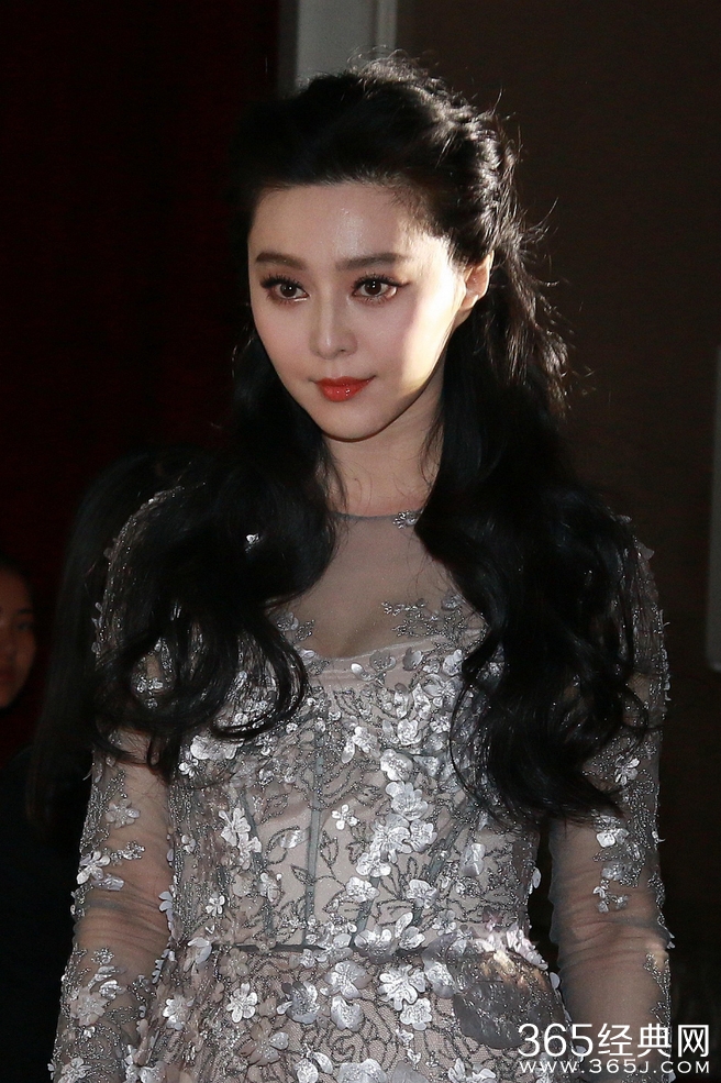 范冰冰透视装美胸隐现 肤白貌美娇艳欲滴