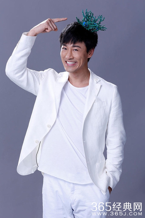 跳水皇后变珊瑚妹！郭晶晶穿白裙为慈善拍广告