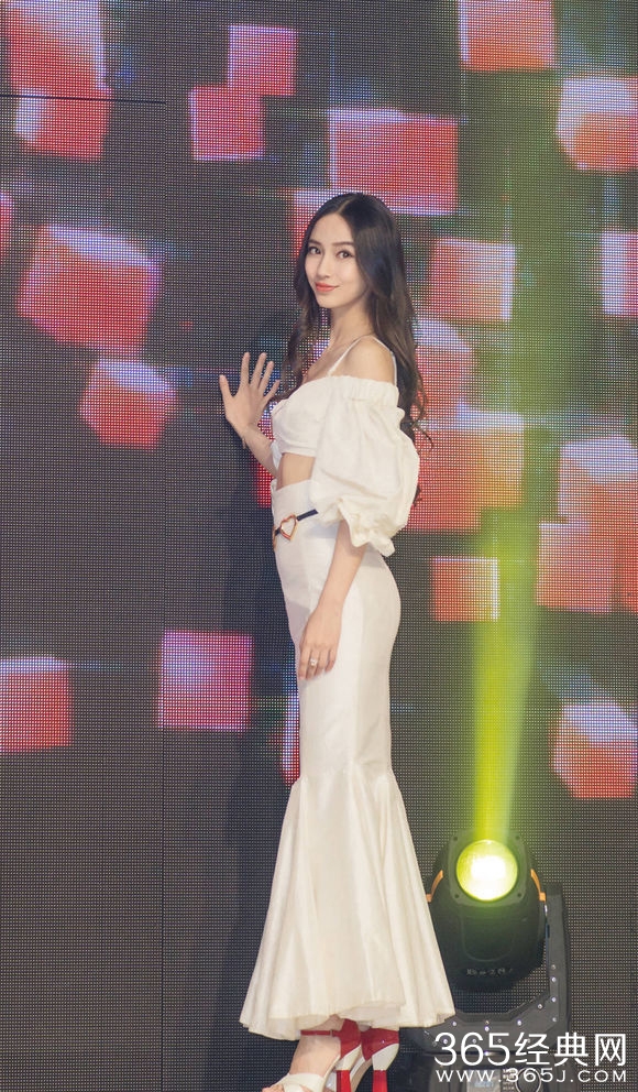 baby变人鱼公主 露小蛮腰诱惑身姿