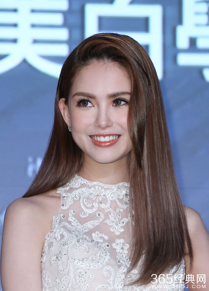 昆凌卖萌剪刀手 穿婚纱似少女