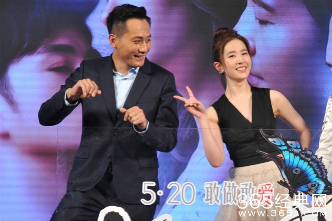 刘亦菲见刘烨提裤子忙捂眼 自己走光浑然不知