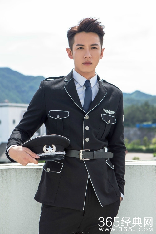 柯震东内地解禁拍抗日剧 穿军装帅气依旧