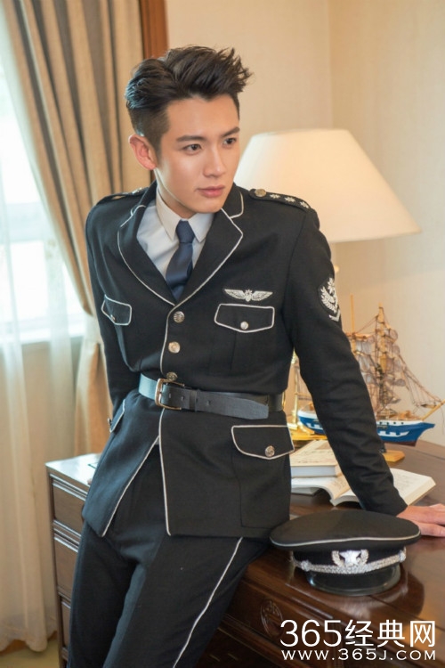 柯震东内地解禁拍抗日剧 穿军装帅气依旧