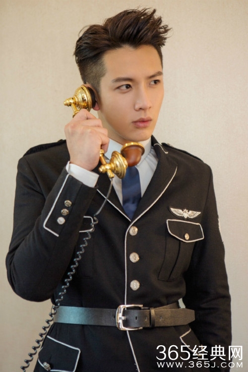 柯震东内地解禁拍抗日剧 穿军装帅气依旧