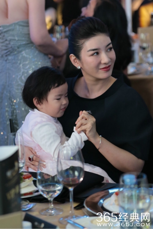 女儿对着妈妈竖中指 黄奕劝阻不听一脸尴尬