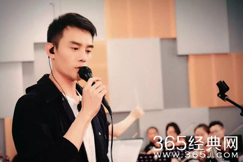 王凯化身贵族王子 深情演唱仿若油画中人