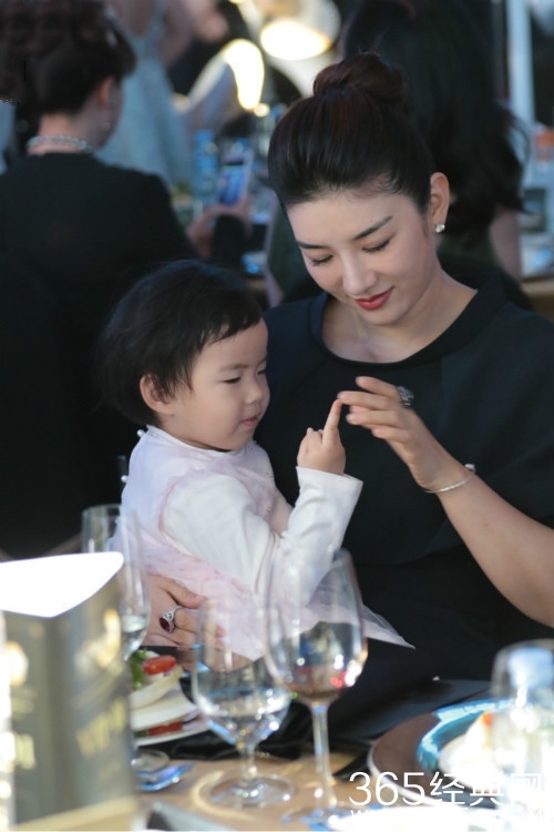 女儿对着妈妈竖中指 黄奕劝阻不听一脸尴尬