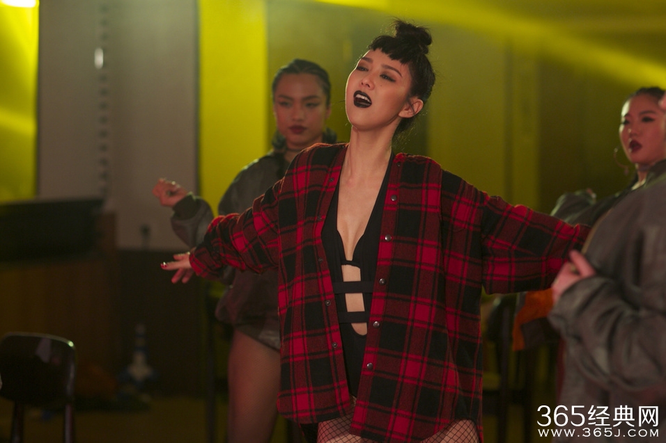 薛凯琪拍MV颠覆形象 黑唇高叉泳衣狂野开唱