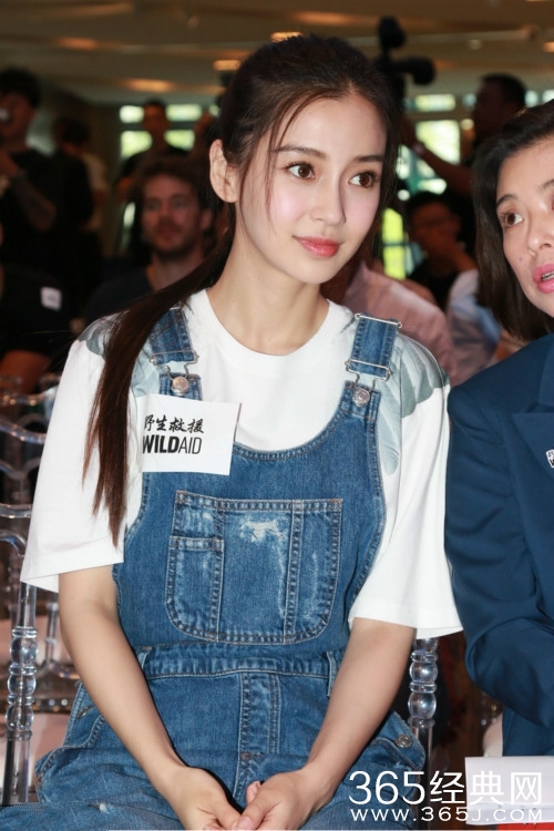 Baby担任公益大使 背带裤配高马尾变元气少女