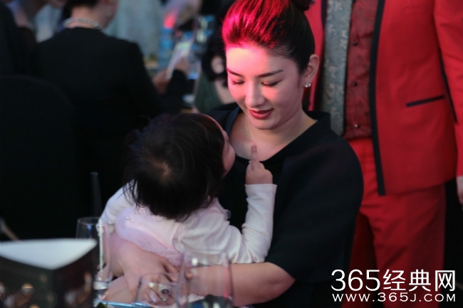 女儿对着妈妈竖中指 黄奕劝阻不听一脸尴尬