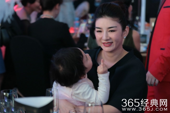 女儿对着妈妈竖中指 黄奕劝阻不听一脸尴尬