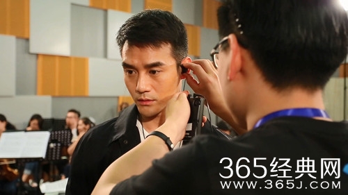 王凯化身贵族王子 深情演唱仿若油画中人