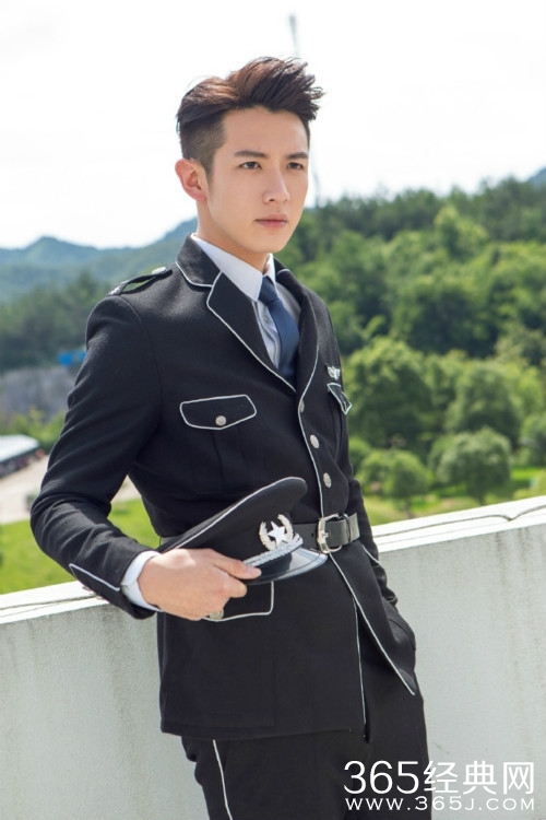 柯震东内地解禁拍抗日剧 穿军装帅气依旧