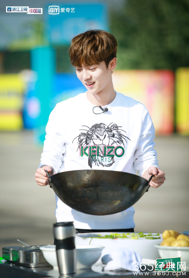 《我去上学啦》组技校天团 鹿晗金牌大厨style上线