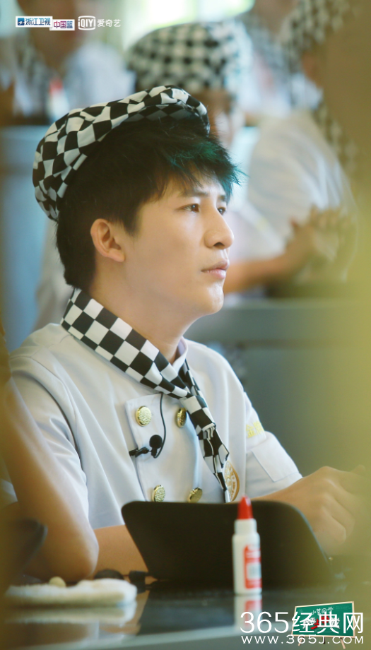 《我去上学啦》组技校天团 鹿晗金牌大厨style上线