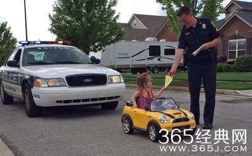 萌娃开玩具车上路收