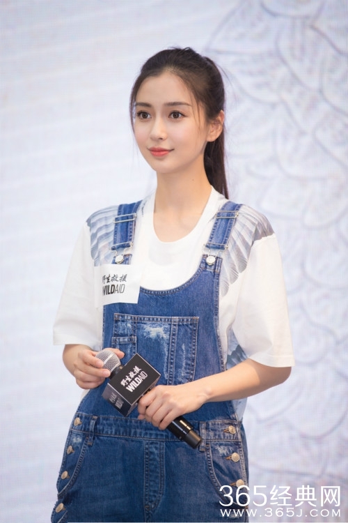 Baby担任公益大使 背带裤配高马尾变元气少女