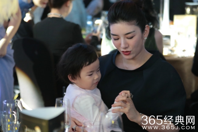 女儿对着妈妈竖中指 黄奕劝阻不听一脸尴尬