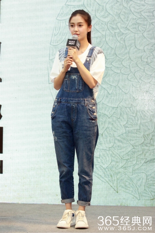 Baby担任公益大使 背带裤配高马尾变元气少女