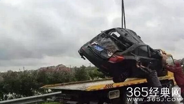 江苏启东市情侣驾车为什么会坠河死亡现场惨照视频