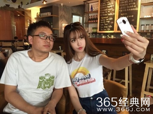 大力出奇迹！宅男给女神点赞点碎屏幕终赢得芳心