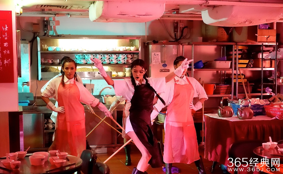 薛凯琪拍MV颠覆形象 黑唇高叉泳衣狂野开唱