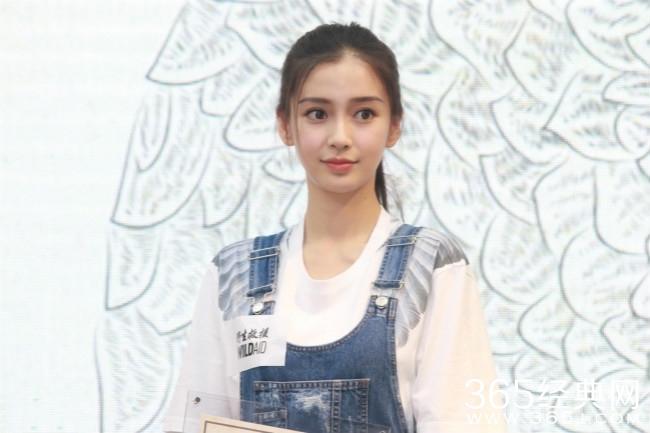 Baby担任公益大使 背带裤配高马尾变元气少女