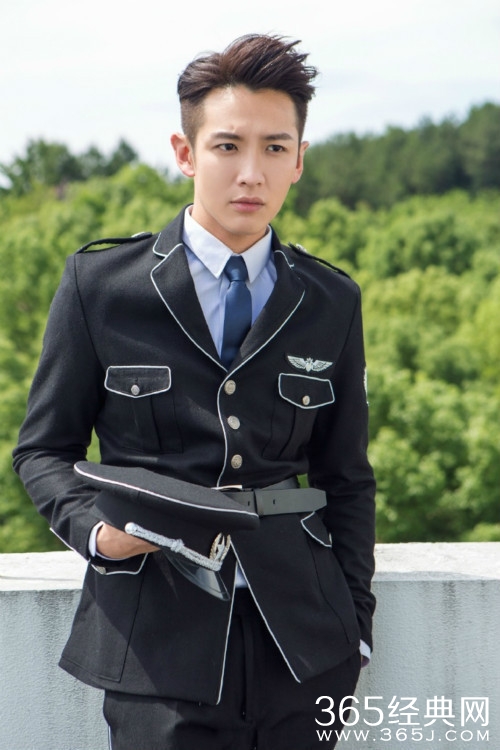 柯震东内地解禁拍抗日剧 穿军装帅气依旧