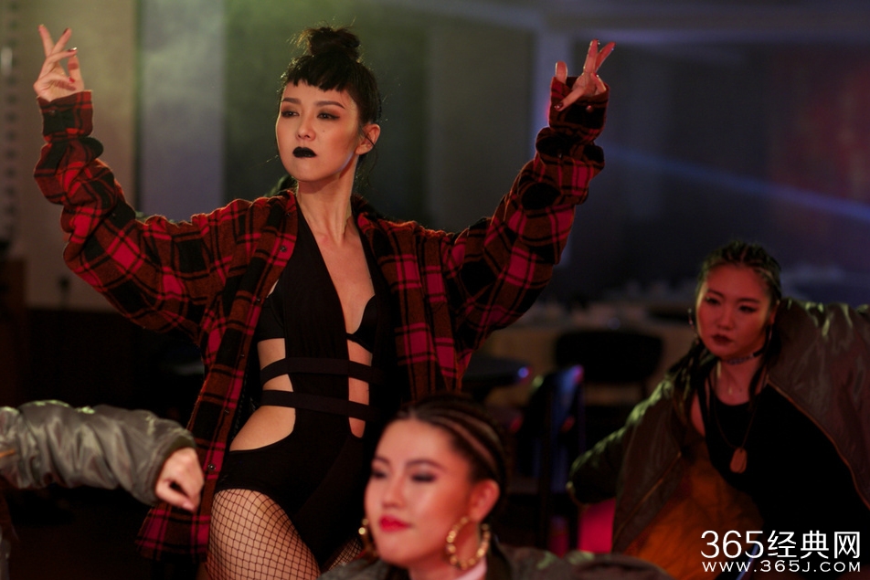 薛凯琪拍MV颠覆形象 黑唇高叉泳衣狂野开唱