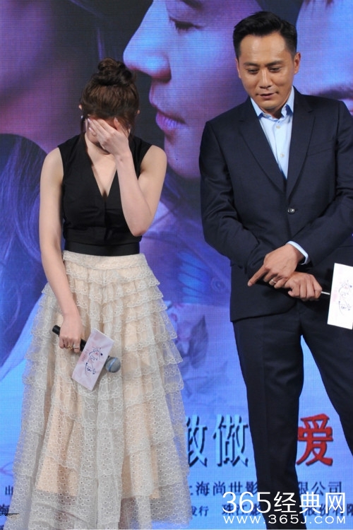 刘亦菲见刘烨提裤子忙捂眼 自己走光浑然不知