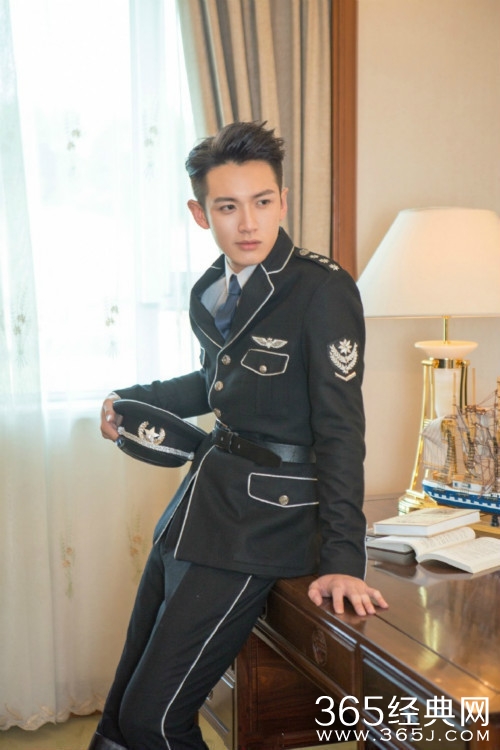 柯震东内地解禁拍抗日剧 穿军装帅气依旧