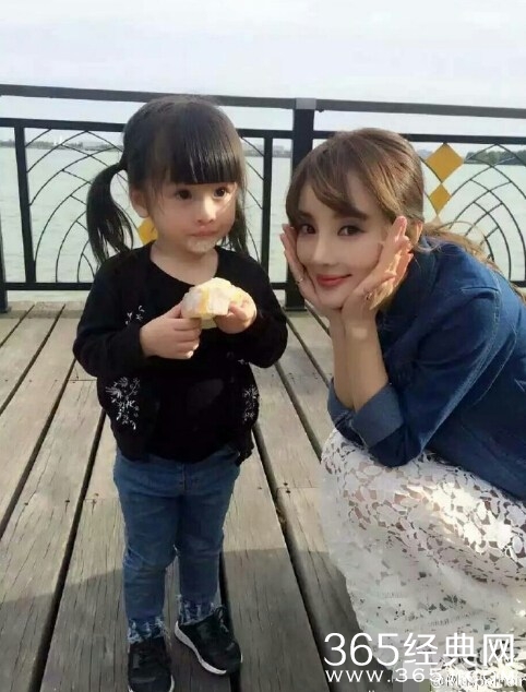 李小璐合影小女孩 尖下巴抢镜