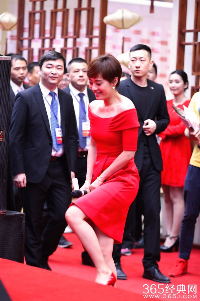 孙俪一身红装露香肩美腿 紧捂裙摆防走光