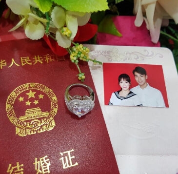 陈紫函戴向宇登记结婚 5克拉求婚钻戒抢眼