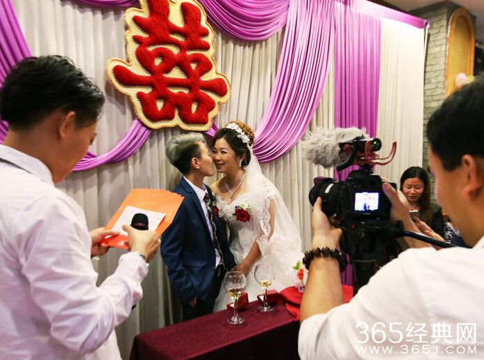 桂林一对90后女同性恋人公开举行婚礼