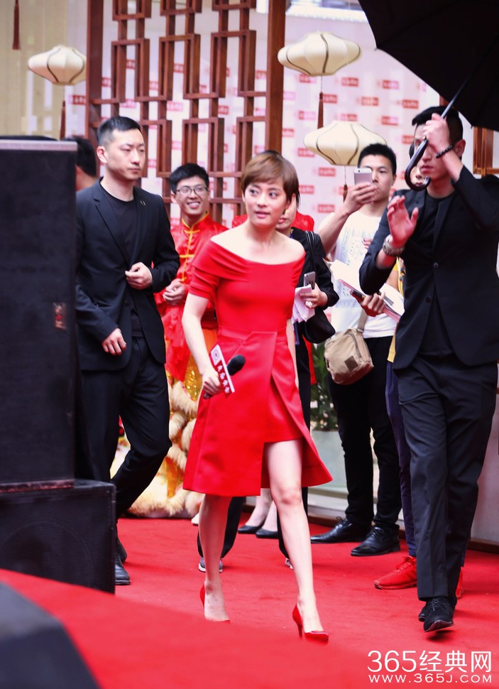 孙俪一身红装露香肩美腿 紧捂裙摆防走光