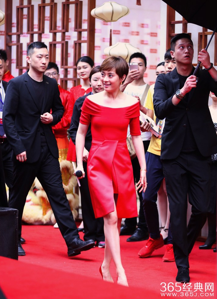 孙俪一身红装露香肩美腿 紧捂裙摆防走光