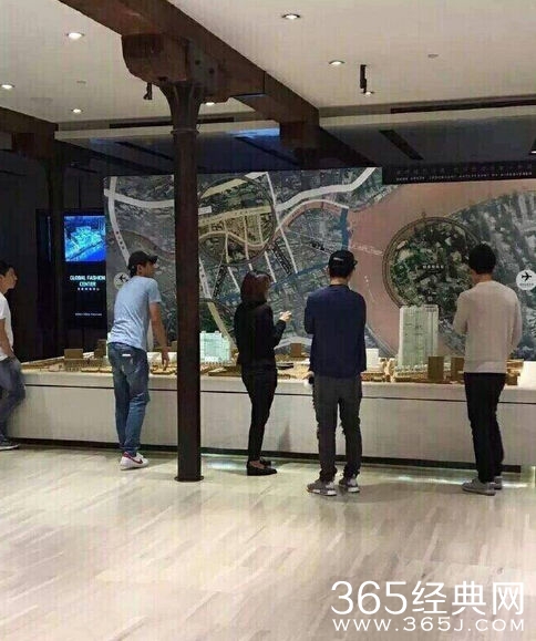 王思聪林更新被曝在售楼处看房子 16万一平