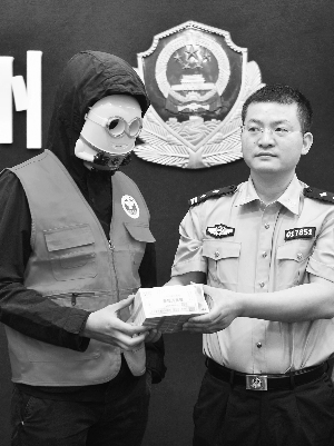 快递哥发现600斤冰毒 戴“小黄人”面具领10万元奖金