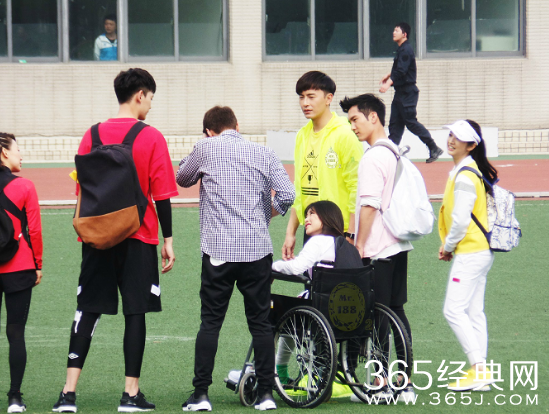 网曝朱珠诈伤，是真“敬业”还是真“作秀”？