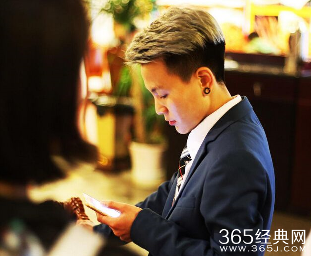 桂林一对90后女同性恋人公开举行婚礼