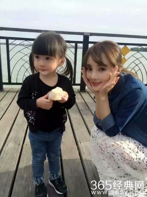 李小璐合影小女孩 尖下巴抢镜