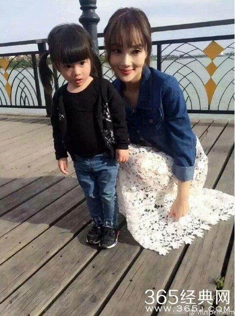 李小璐合影小女孩 尖下巴抢镜