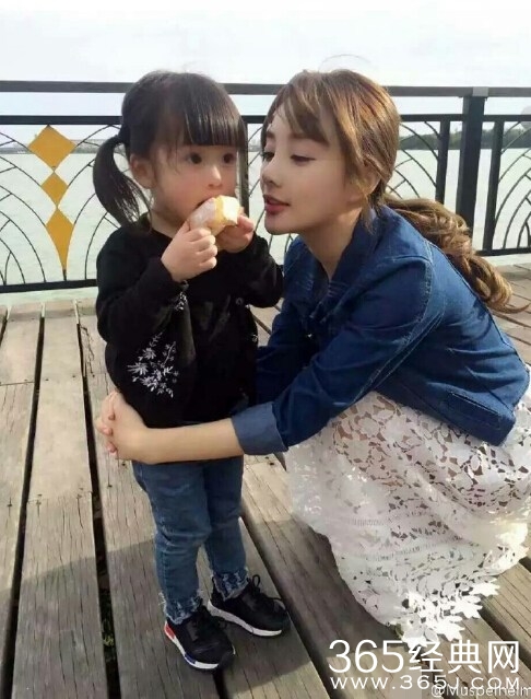 李小璐合影小女孩 尖下巴抢镜