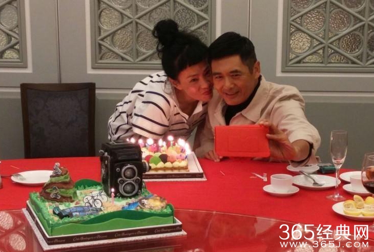 29年甜蜜如初！周润发与发嫂超恩爱