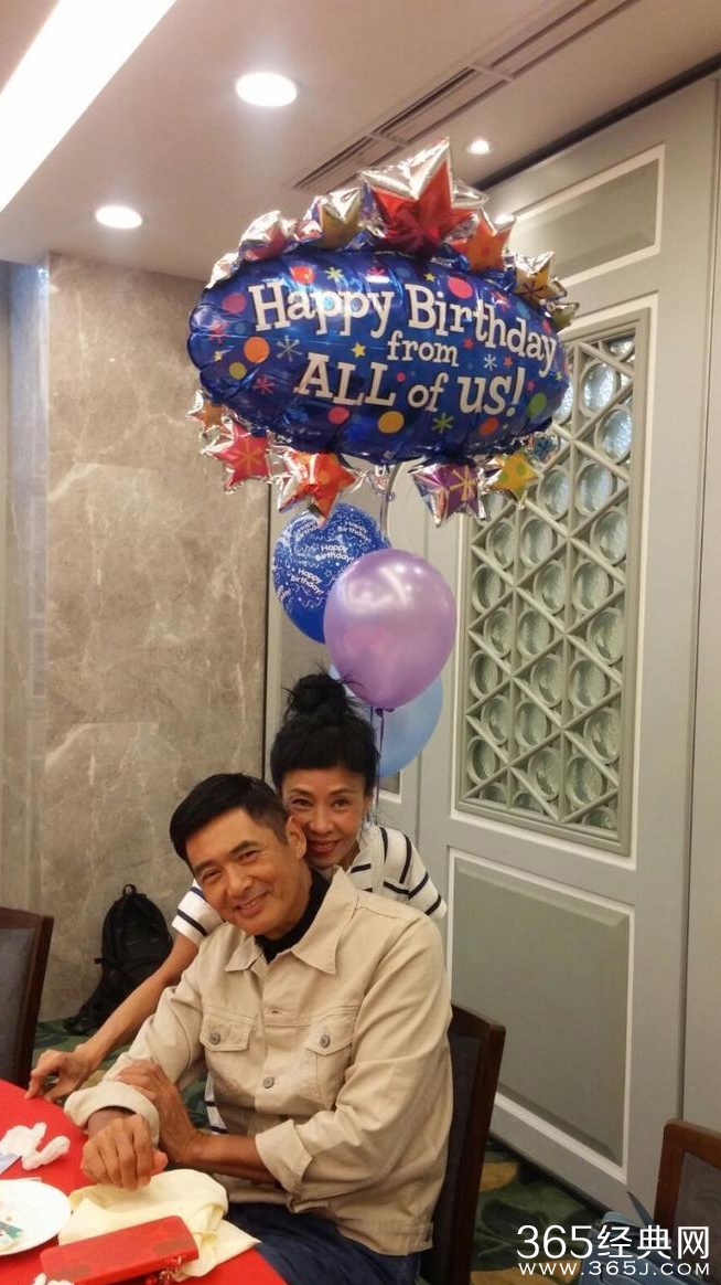 29年甜蜜如初！周润发与发嫂超恩爱